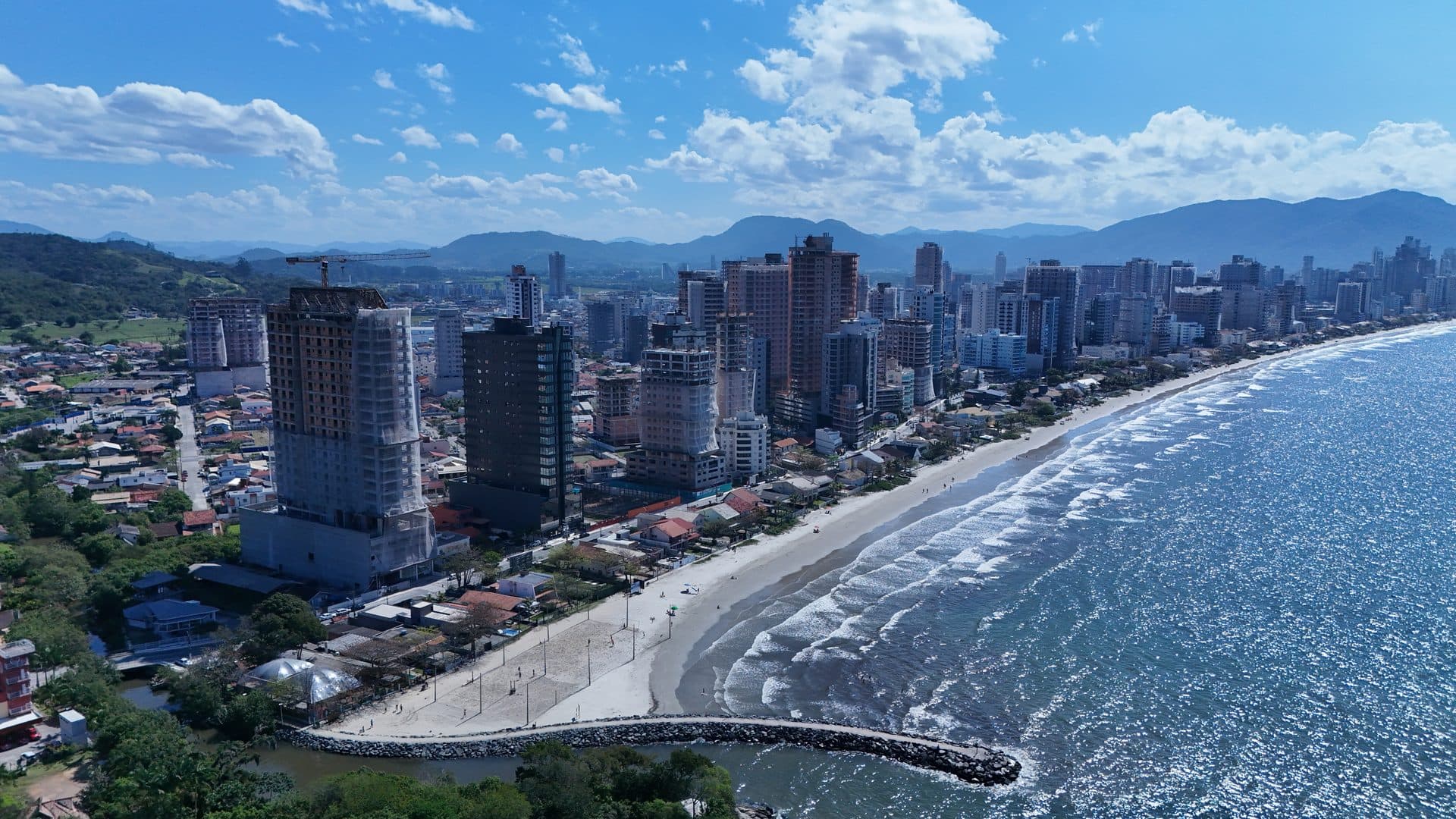 Vista aérea da orla de Porto Belo, Santa Catarina